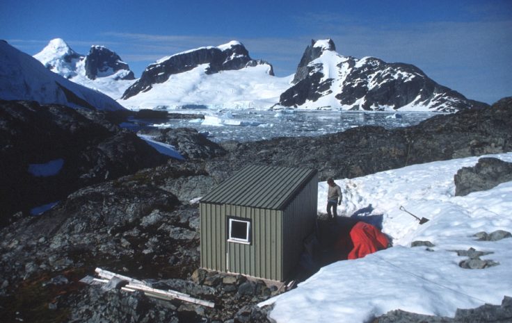 Rear view of Rasmussen hut, 1985. (Photographer: Mark Clilverd, British Antarctic Survey)