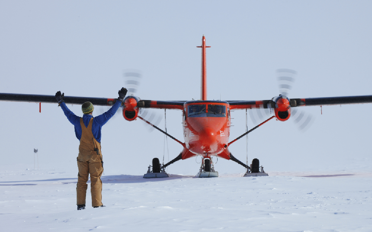 An aircraft manoeuvring on the snow.
