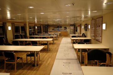 A dining room with lots of table