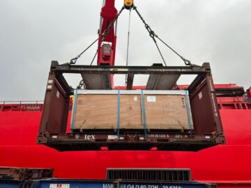 A large crane on the back of a boat